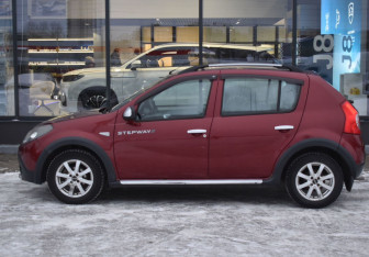 Подержанный автомобиль Renault Sandero 2012 года (8 фото)