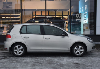 Подержанный автомобиль Volkswagen Golf Hatchback 2012 года (4 фото)