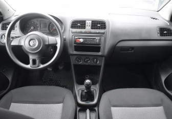 Подержанный автомобиль Volkswagen Polo Sedan 2013 года (12 фото)
