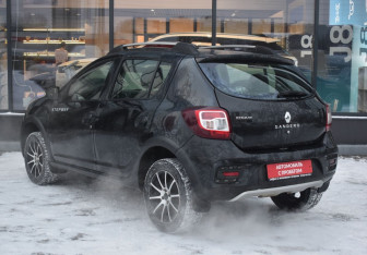 Подержанный автомобиль Renault Sandero 2016 года (7 фото)