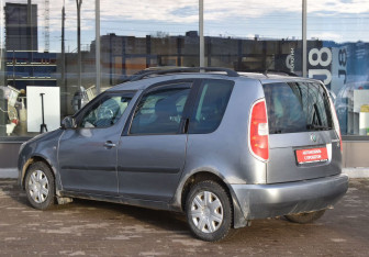 Подержанный автомобиль Skoda Roomster 2011 года (7 фото)