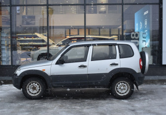 Подержанный автомобиль Chevrolet Niva 2009 года (8 фото)