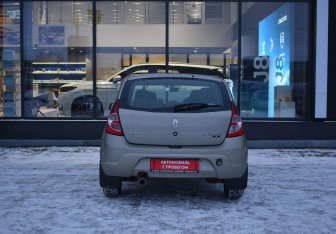 Подержанный автомобиль Renault Sandero 2011 года (6 фото)