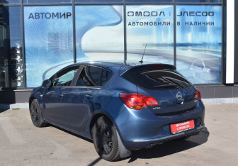 Подержанный автомобиль Opel Astra Hatchback 2012 года (7 фото)