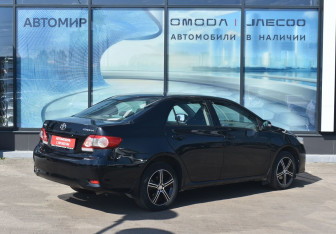 Подержанный автомобиль Toyota Corolla Sedan 2013 года (5 фото)