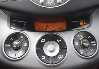 Подержанный автомобиль Toyota RAV4 2007 года (14 фото)
