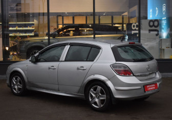 Подержанный автомобиль Opel Astra Hatchback 2011 года (7 фото)
