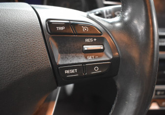 Подержанный автомобиль Hyundai Elantra Sedan 2019 года (16 фото)