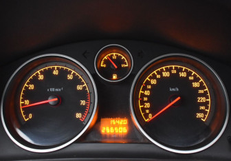 Подержанный автомобиль Opel Astra Hatchback 2011 года (15 фото)