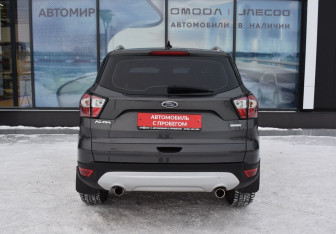 Подержанный автомобиль Ford Kuga 2017 года (6 фото)