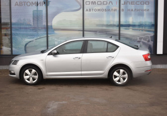 Подержанный автомобиль Skoda Octavia Liftback 2019 года (8 фото)