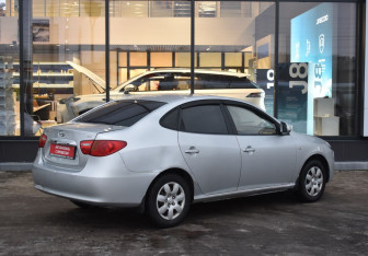 Подержанный автомобиль Hyundai Elantra Sedan 2008 года (5 фото)