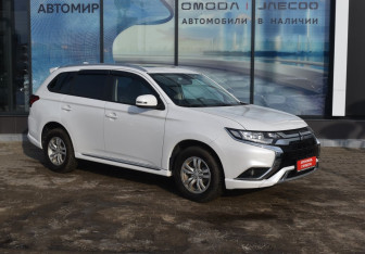 Подержанный автомобиль Mitsubishi Outlander 2022 года (3 фото)