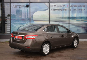 Подержанный автомобиль Nissan Sentra Sedan 2015 года (5 фото)