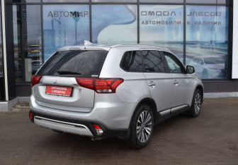 Подержанный автомобиль Mitsubishi Outlander 2021 года (5 фото)