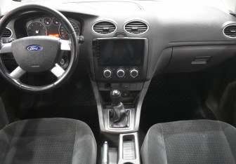 Подержанный автомобиль Ford Focus Wagon 2007 года (12 фото)