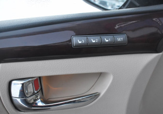 Подержанный автомобиль Lexus LX 2012 года (16 фото)