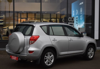 Подержанный автомобиль Toyota RAV4 2006 года (5 фото)