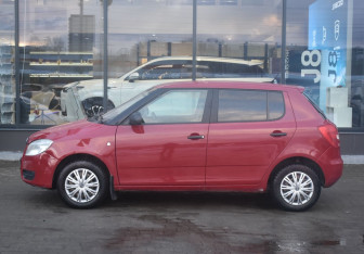 Подержанный автомобиль Skoda Fabia Hatchback 2009 года (8 фото)