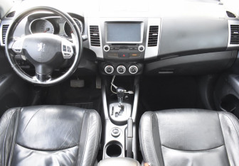 Подержанный автомобиль Peugeot 4007 2008 года (12 фото)