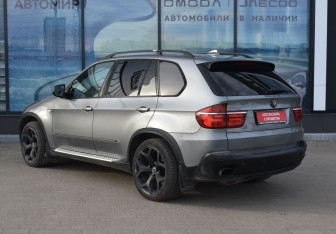 Подержанный автомобиль BMW X5 2007 года (7 фото)