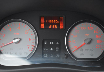 Подержанный автомобиль Renault Sandero 2011 года (13 фото)