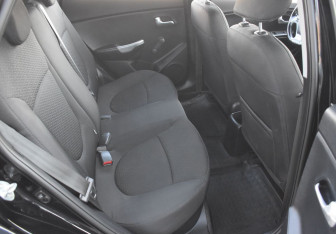 Подержанный автомобиль Kia Rio Hatchback 2015 года (11 фото)