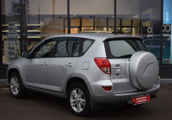 Подержанный автомобиль Toyota RAV4 2006 года (7 фото)