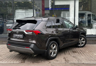 Подержанный автомобиль Toyota RAV4 2020 года (8 фото)