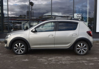 Подержанный автомобиль Renault Sandero 2018 года (8 фото)