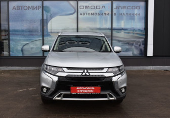 Подержанный автомобиль Mitsubishi Outlander 2021 года (2 фото)