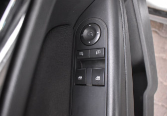 Подержанный автомобиль Opel Astra Hatchback 2011 года (12 фото)