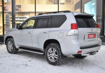 Подержанный автомобиль Toyota Land Cruiser Prado 2010 года (7 фото)