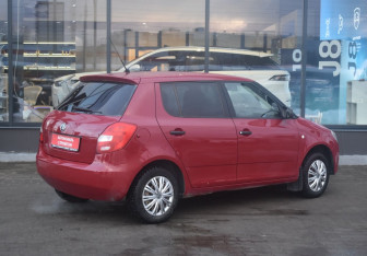 Подержанный автомобиль Skoda Fabia Hatchback 2009 года (5 фото)