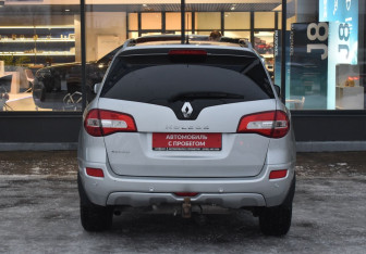 Подержанный автомобиль Renault Koleos 2011 года (6 фото)