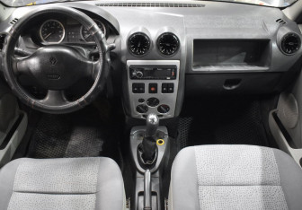 Подержанный автомобиль Renault Logan Sedan 2006 года (12 фото)