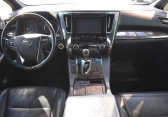 Подержанный автомобиль Toyota Alphard 2019 года (17 фото)
