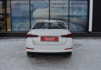 Подержанный автомобиль Skoda Rapid Liftback 2021 года (6 фото)