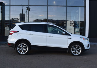 Подержанный автомобиль Ford Kuga 2017 года (4 фото)