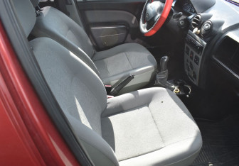 Подержанный автомобиль Dacia Logan Sedan 2007 года (10 фото)