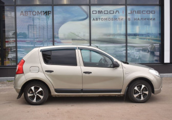 Подержанный автомобиль Renault Sandero 2012 года (4 фото)