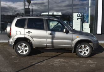 Подержанный автомобиль Chevrolet Niva 2010 года (4 фото)