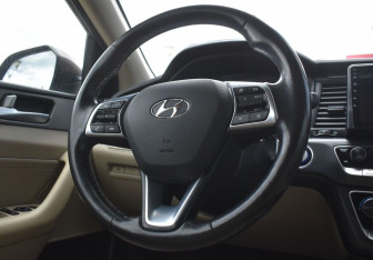 Подержанный автомобиль Hyundai Sonata 2017 года (13 фото)