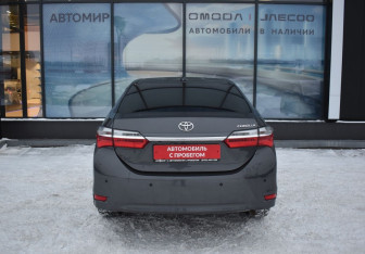 Подержанный автомобиль Toyota Corolla Sedan 2018 года (6 фото)