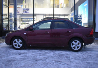 Подержанный автомобиль Ford Focus Sedan 2006 года (8 фото)