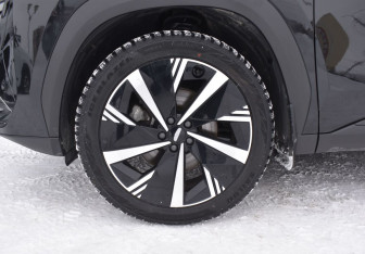 Подержанный автомобиль Geely Atlas 2024 года (9 фото)