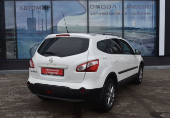 Подержанный автомобиль Nissan Qashqai+2 2013 года (5 фото)