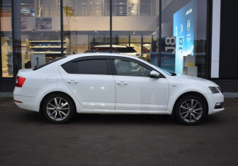 Подержанный автомобиль Skoda Octavia Liftback 2020 года (4 фото)