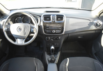 Подержанный автомобиль Renault Sandero 2017 года (12 фото)