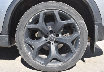 Подержанный автомобиль BMW X5 2007 года (9 фото)